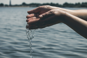 mindfulness_water_through_hands